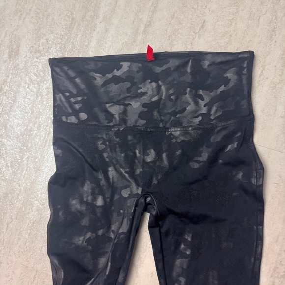 Spanx leggings black camo  Built in Contoured Power waistband tummy shaping - Picture 4 of 9